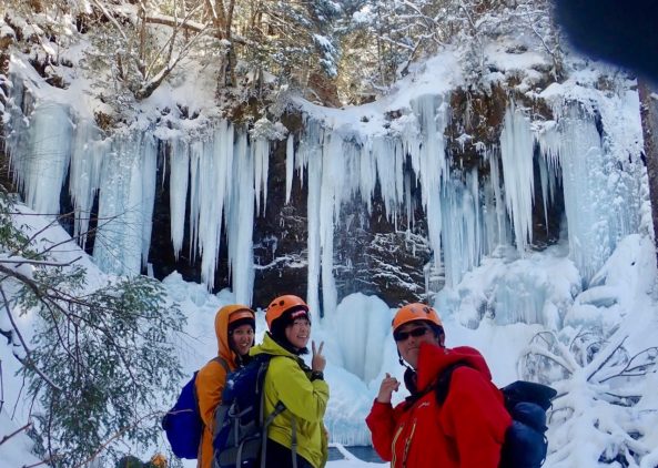 氷瀑ツアーで冬山研修。
